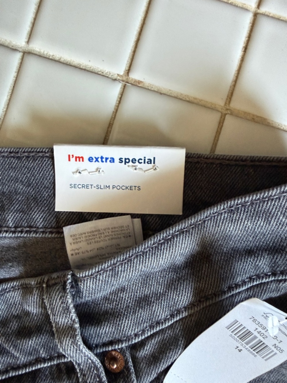 Old Navy Slouchy Straight frayed hem jeans. NWT.‎ Retail 49.99 - Picture 4 of 10